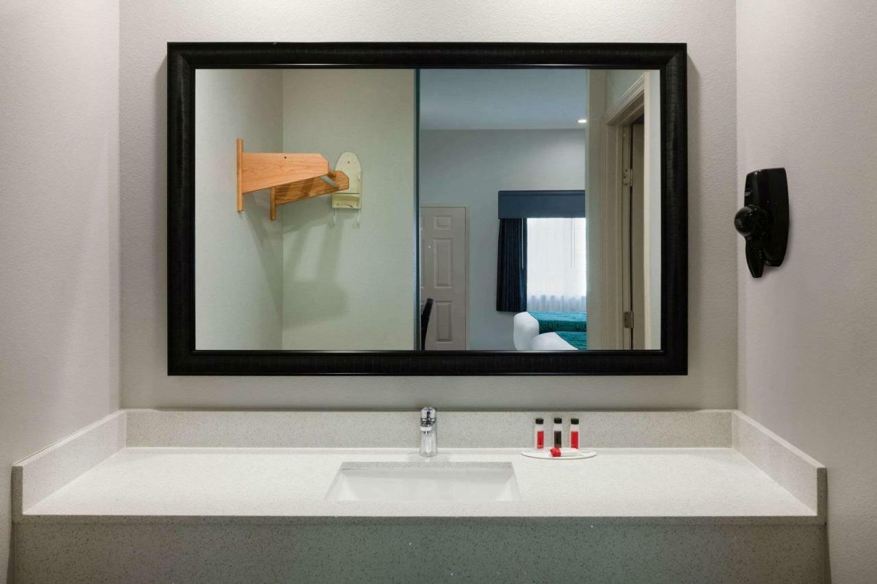 Americas Best Value Inn Houston Willowbrook Exterior foto